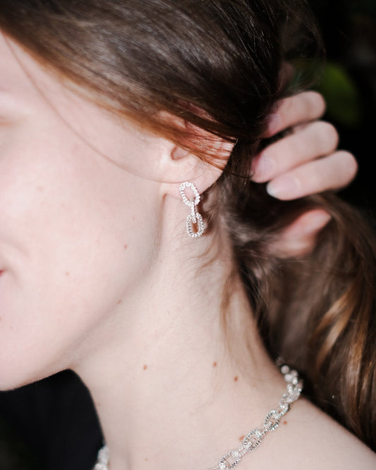 woman wearing chain link stud nape